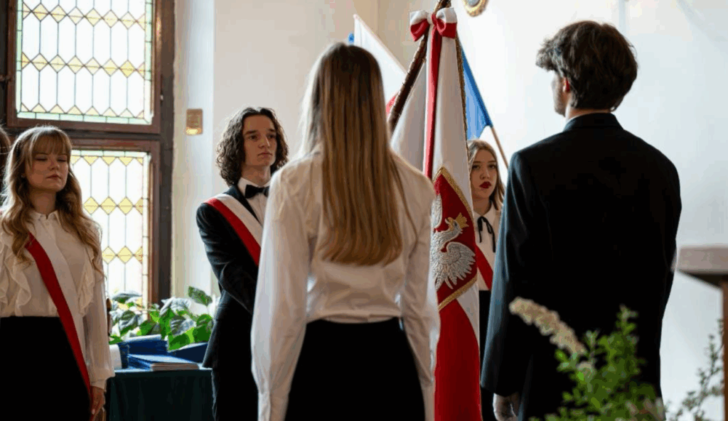 Przekazanie sztandaru szkoły uczniom klas trzecich