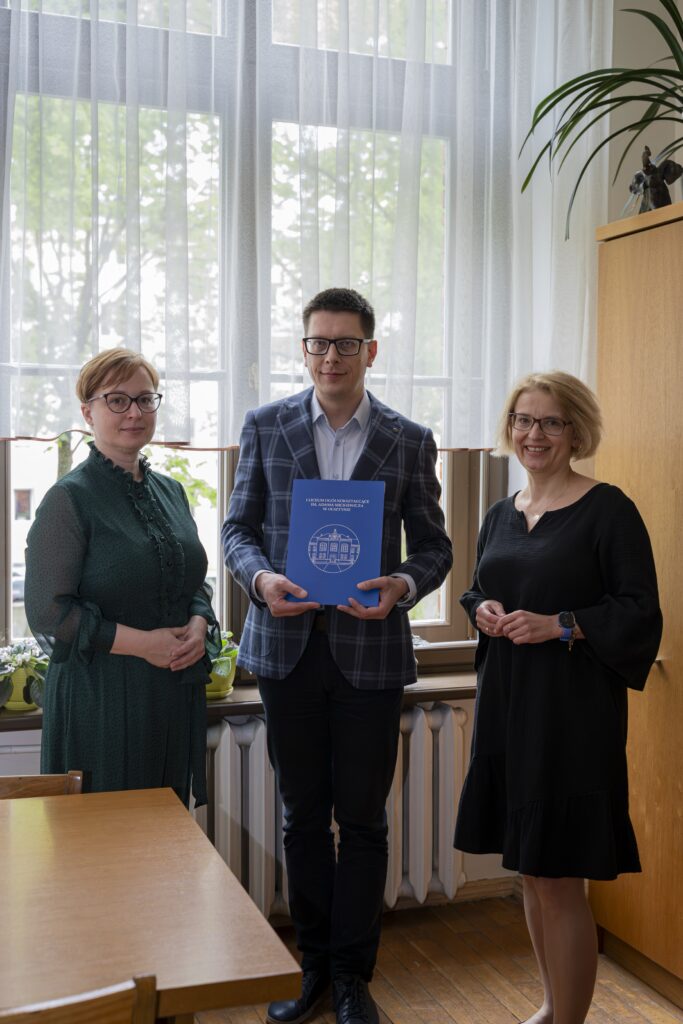 Pan Wojciech Boryszewski z wiceprezeskami Stowarzyszenia Iustitia - panią Mają Jabłońską i panią Ewą Kurasz