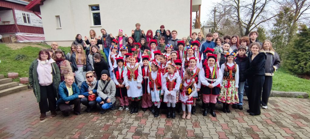 Pamiątkowa fotografia z potomkami polskich górników soli przybyłych do Cacica w XIX w.