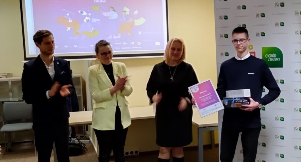 Szymon właśnie odebrał nagrodę