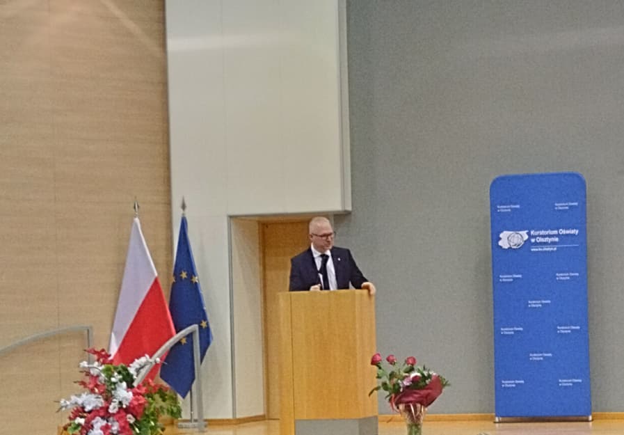 Uczennica I LO otrzymuje dyplom stypendysty Prezesa Rady Ministrów, część 1