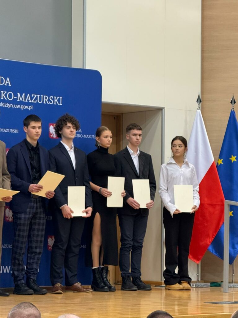 Uczennica I LO otrzymuje dyplom stypendysty Prezesa Rady Ministrów