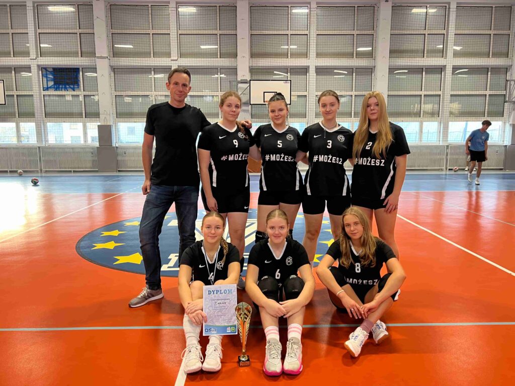 szkolna drużyna piłki siatkowej dziewcząt