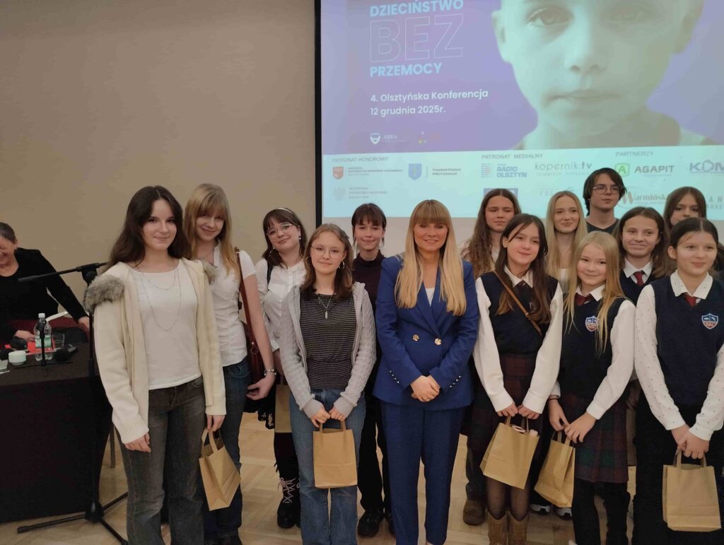 Uczennice I LO na konferencji Dzieciństwo Bez Przemocy