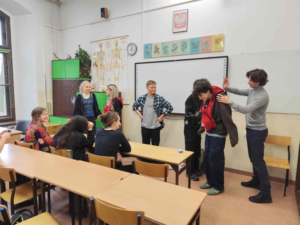 Powtórka z pierwszej pomocy, czyli młodsi starszym