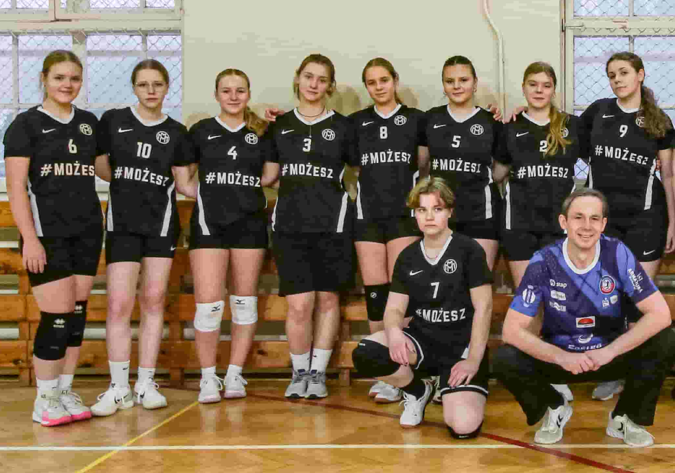 szkolna drużyna piłki siatkowej dziewcząt w roku szkolnym 2025/2026